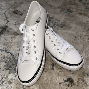 Calvin Klein white sneaks Sneakers sz 9M